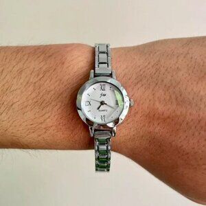 2000s vintage style cute silver round stainless steel quartz watch